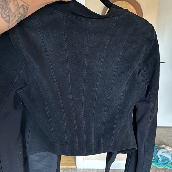 BCBG asymmetrical suede cropped black jacket size small. - Picture 4 of 4